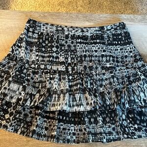 Black & white skirt size 6